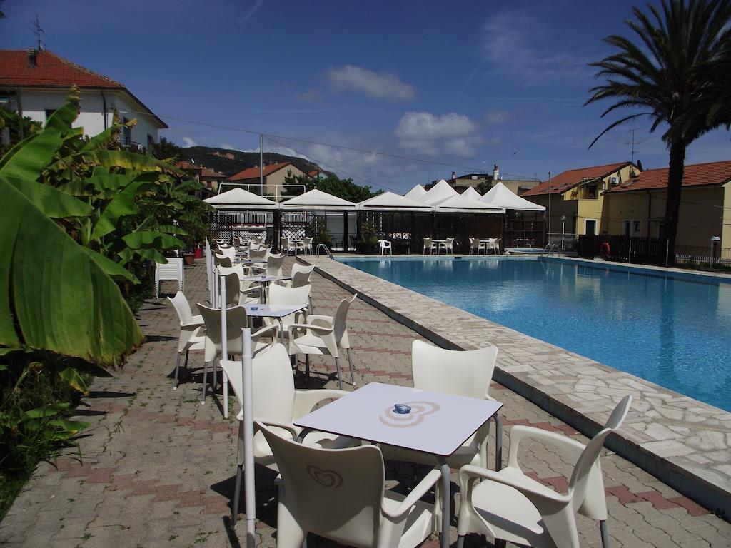 Riviera Apartments Pietra Ligure Exteriör bild