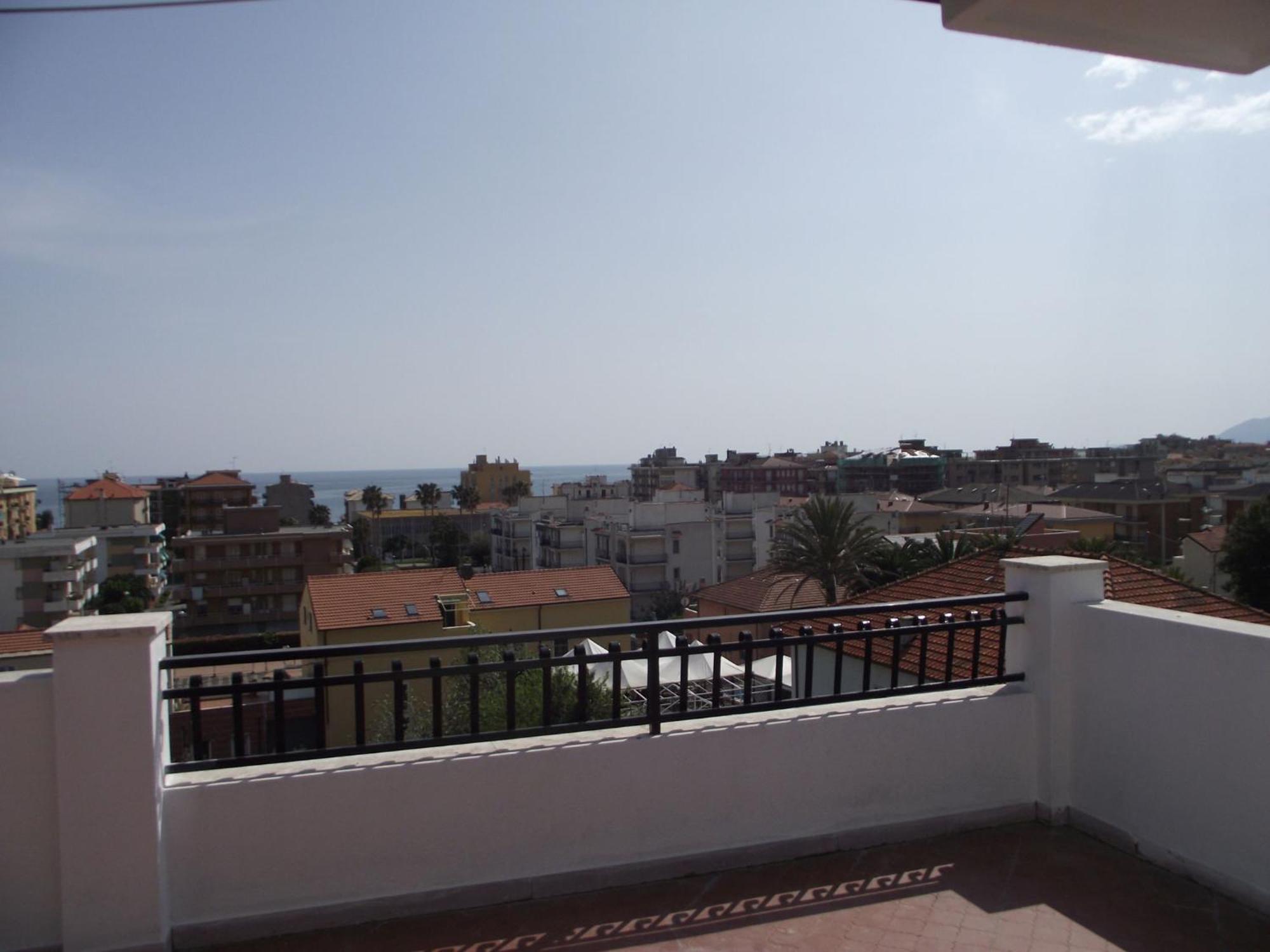 Riviera Apartments Pietra Ligure Exteriör bild