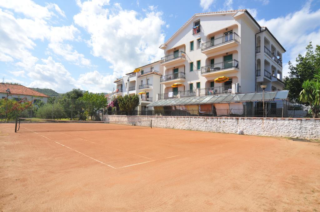 Riviera Apartments Pietra Ligure Exteriör bild