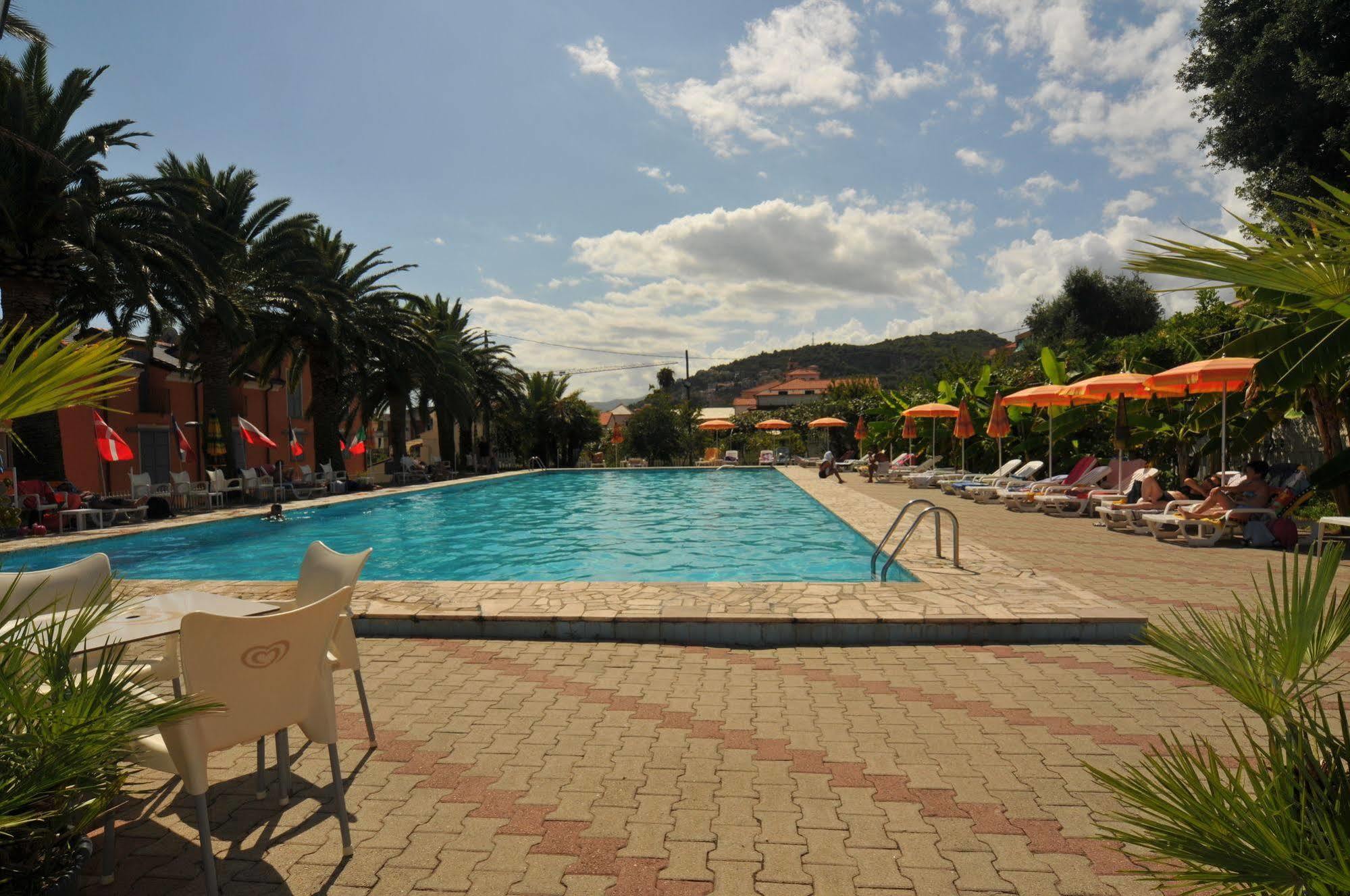 Riviera Apartments Pietra Ligure Exteriör bild