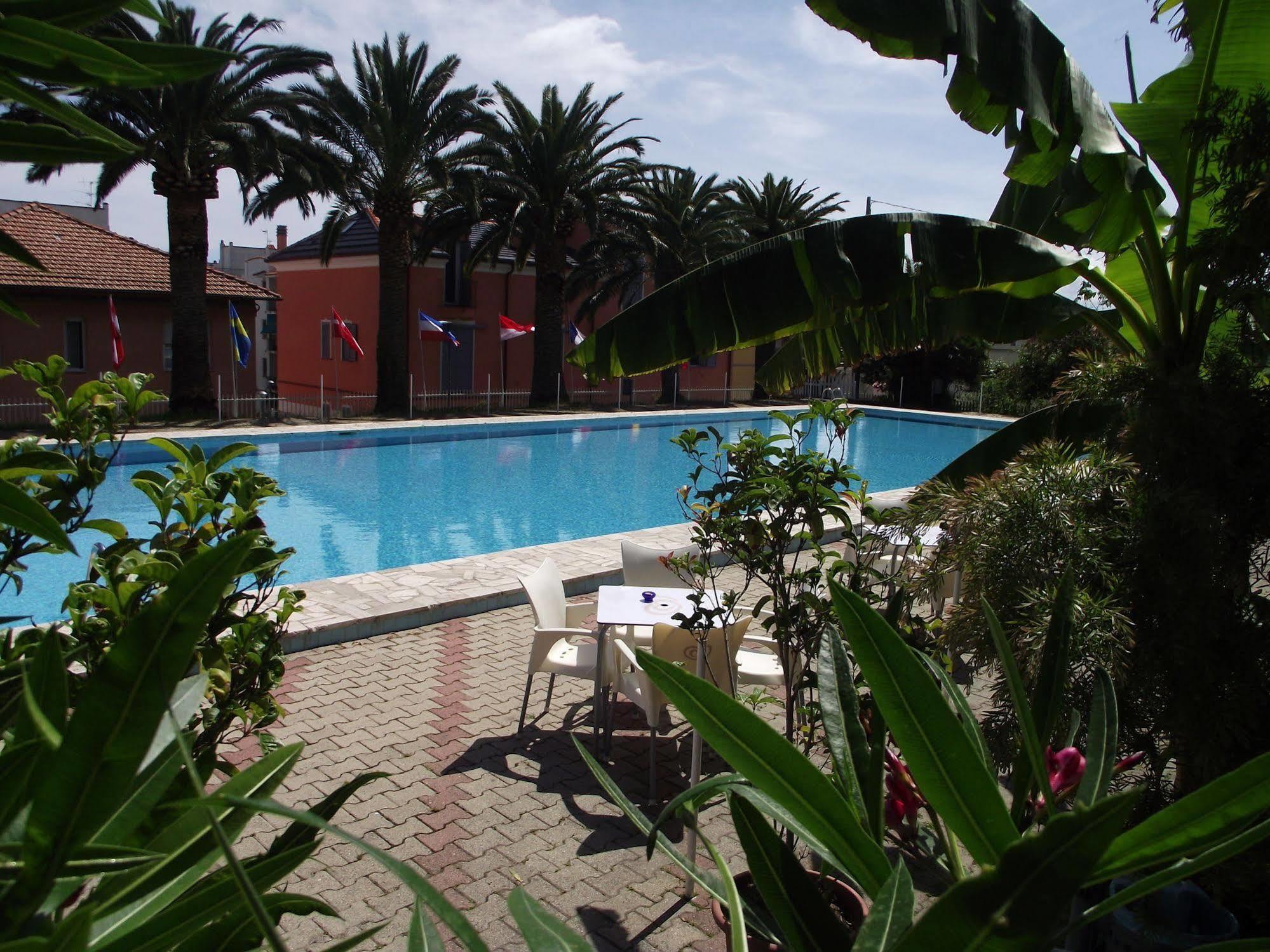 Riviera Apartments Pietra Ligure Exteriör bild